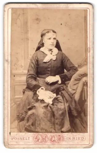 Fotografie Karl Posselt, Ried, Kirchenplatz 46, Dame im eleganten Kleid