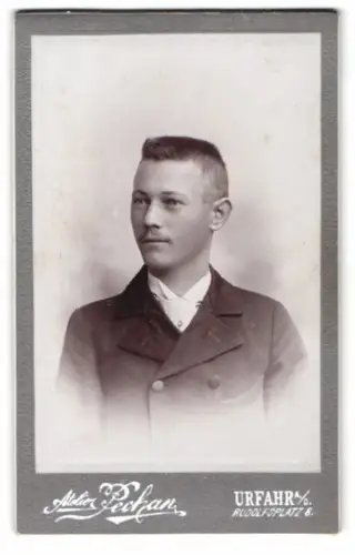 Fotografie Atelier Pechan, Urfahr, Rudolfplatz 8, Porträt eines jungen Mannes