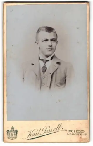 Fotografie Karl Posselt, Ried im Innkreis, Kirchenplatz 1, Porträt eines jungen Mannes