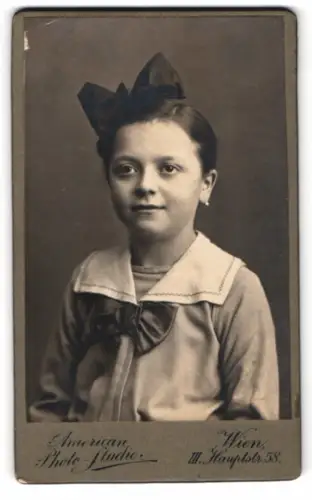Fotografie American Photo Studio, Wien, III. Hauptstr. 58, Porträt eines jungen Mädchens mit Schleife