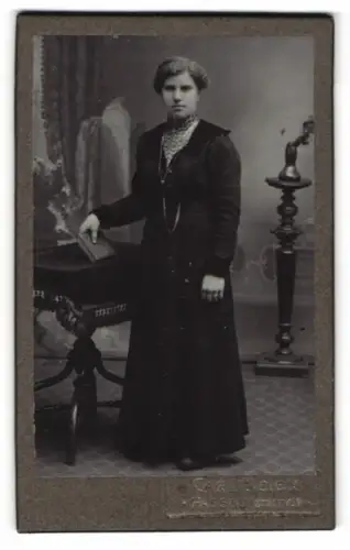 Fotografie Carl Meier, Passau, Frau in dunklem Kleid mit Buch