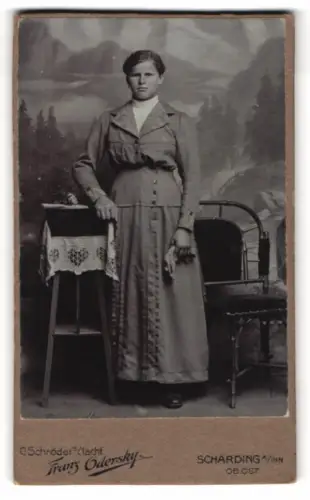 Fotografie Franz Odersky, Schärding a. Inn, Frau mit Handschuhen