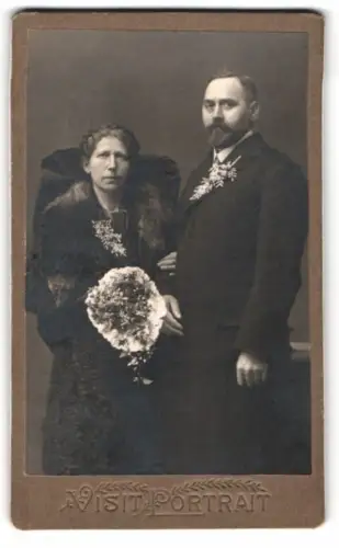 Fotografie unbekannter Fotograf und Ort, Porträt eines Paares mit Blumenstrauss