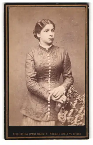 Fotografie Paul Raentz, Krems, Dachsberggasse 5, Frau im taillierten Kleid