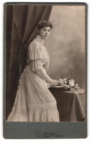Fotografie Sigmund Bing, Wien, Goldschmidgasse 4, Porträt einer jungen Frau am Tisch
