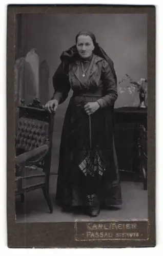 Fotografie Carl Meier, Passau, Steinweg, Frau im traditionellen Kleid mit Regenschirm