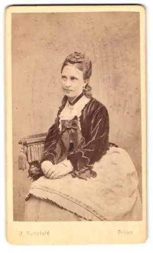 Fotografie J. Kunzfeld, Brünn, Karlsglacis 3, Frau in elegantem Kleid