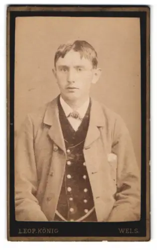 Fotografie Leop. König, Wels, Obere Linzer Gasse, Porträt eines jungen Mannes