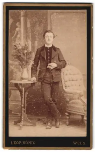 Fotografie Leop. König, Wels, Obere Linzer Gasse, Eleganter junger Mann