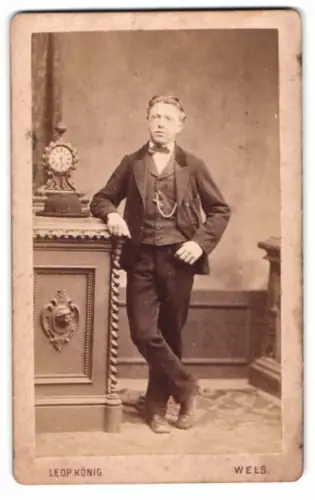 Fotografie Leop. König, Wels, Linzergasse, Eleganter Herr im Anzug