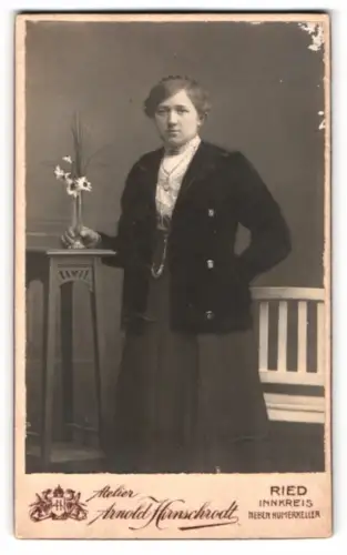 Fotografie Arnold Hirnschrodt, Ried im Innkreis, Neben Humerkeller, Frau mit Blumenstrauss