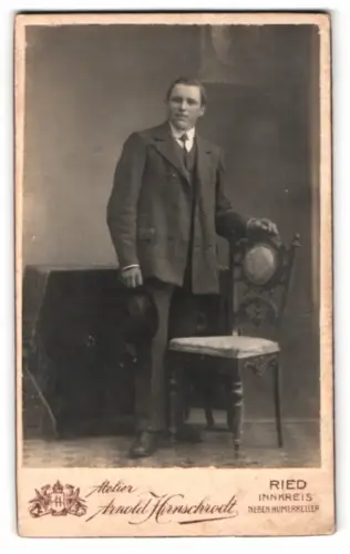 Fotografie Arnold Hirnschrodt, Ried im Innkreis, Eleganter Herr mit Stuhl