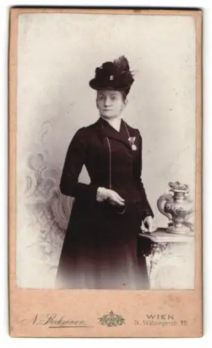 Fotografie N. Stockmann, Wien, Währingerstrasse 18, Dame mit Hut und Medaille