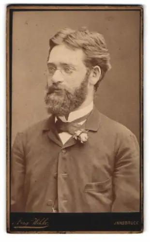 Fotografie August Wilcke, Innsbruck, Rudolfstrasse 3, Porträt eines Mannes mit Brille und Bart