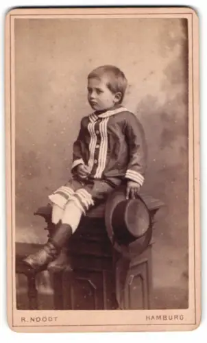 Fotografie R. Noodt, Hamburg, Grosser Burstah 25, Junge in Matrosenanzug