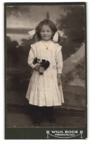 Fotografie Wilh. Boos, Pfarrkirchen, Mädchen mit Blumenstrauss
