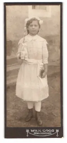 Fotografie Wilhelm Boos, Pfarrkirchen, Mädchen in weissem Kleid mit Blumenkranz