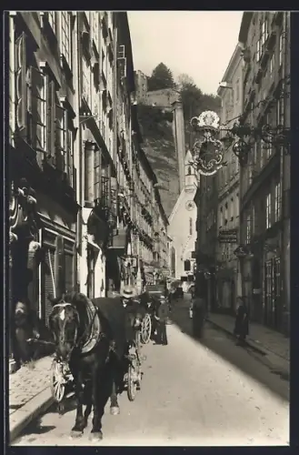 AK Salzburg, Getreidegasse mit Blick zum Aufzug, Pferdekutsche