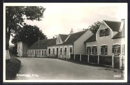 AK Atzenbrugg, Strassenpartie mit Wohnhäusern