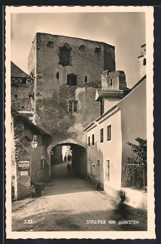 AK Dürnstein, Strassenpartie am Stadttor