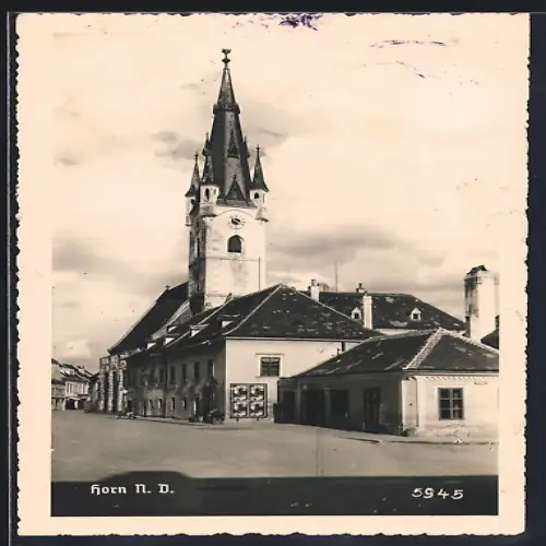AK Horn /N. D., Strassenpartie mit Kirche