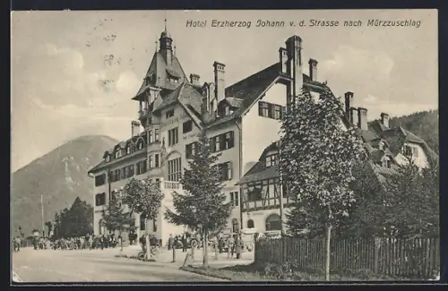 AK Mürzzuschlag, Hotel Erzherzog Johann v. d. Strasse nach dem Ort