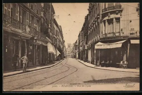 AK Roanne, Rue du Lycée avec passants et boutiques dans une scène urbaine animée