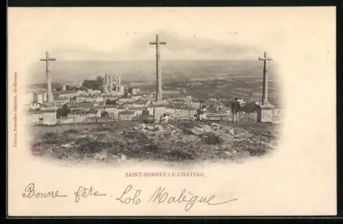 AK Saint-Bonnet-le-Château, Vue panoramique avec les trois croix surplombant le village