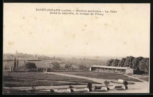 AK Saint-Jodard /Loire, Station sanitaire, La Cour, Dans le lointain, le village de Pinay