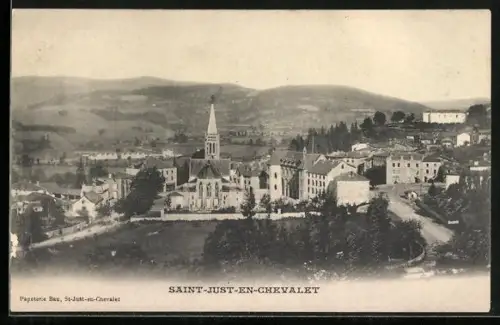 AK Saint-Just-en-Chevalet, Vue générale du village avec église et collines en arrière-plan