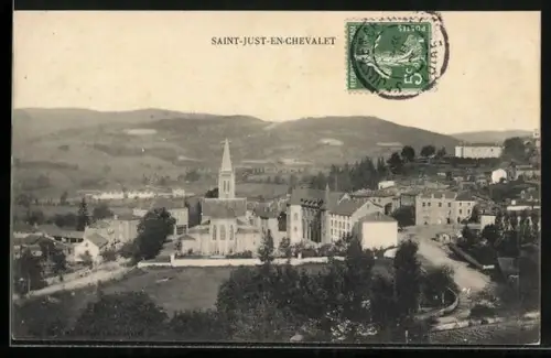AK Saint-Just-en-Chevalet, Vue sur l`église et le village entouré de collines