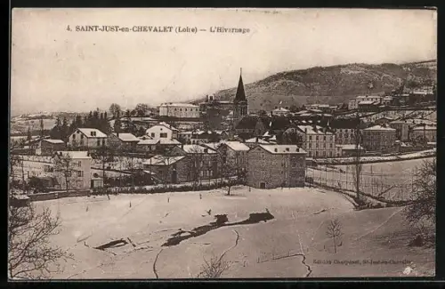 AK Saint-Just-en-Chevalet /Loire, L`Hivernage avec vue sur le village enneigé et les collines alentours