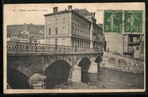 AK Rive-de-Gier /Loire, Pont sur la rivière avec bâtiments en arrière-plan