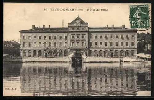 AK Rive-de-Gier /Loire, Hôtel de Ville reflétant dans l`eau