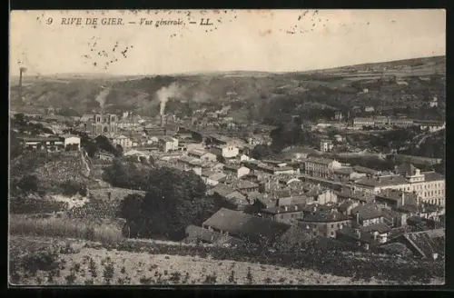 AK Rive-de-Gier, Vue générale de la ville avec cheminées industrielles et collines environnantes