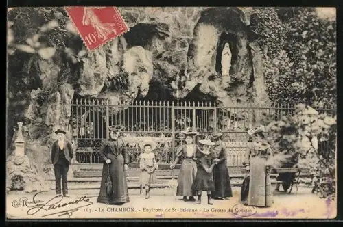 AK Le Chambon, La Grotte de Lourdes de Cortey et visiteurs devant la grotte