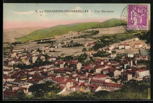 AK Le Chambon-Feugerolles, Vue générale du village avec collines verdoyantes en arrière-plan