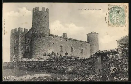 AK Essaloi, Le Château d`Essalois avec des visiteurs devant les remparts en pierre