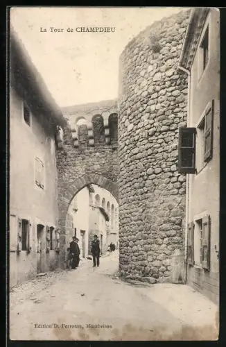 AK Champdieu, La Tour de Champdieu et rue adjacente avec passants