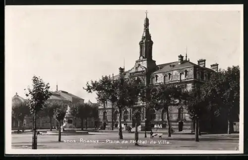 AK Roanne, Place de l`Hôtel-de-Ville avec arbre et fontaine