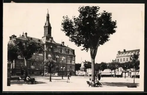 AK Roanne, Place de l`Hôtel de Ville avec animation urbaine