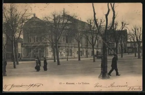 AK Roanne, Le Théâtre en hiver avec des passants sur la place