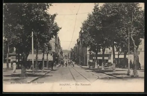 AK Roanne, Rue Nationale animée avec arbres et passants