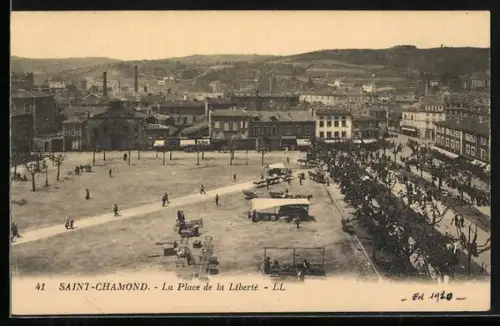 AK Saint-Chamond, La Place de la Liberté avec vue sur la ville et les collines en arrière-plan