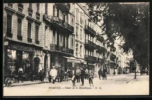 AK Roanne, Cours de la République avec passants et boutiques animées
