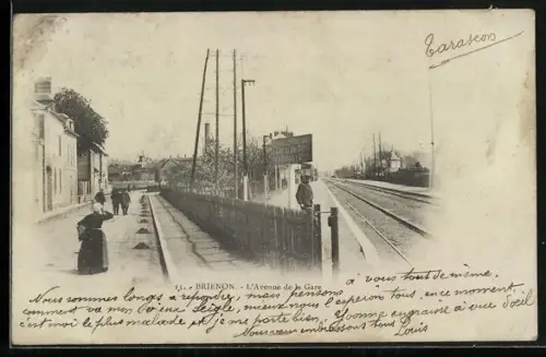 AK Brienon, L`Avenue de la Gare avec passants et voies ferrées