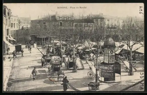 AK Roanne, Place du Marché animée avec étals et passants