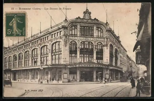AK Roanne /Loire, Les Dames de France et tramway devant le grand magasin