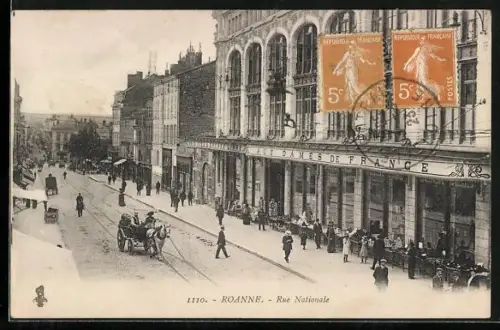 AK Roanne, Rue Nationale animée avec passants et calèche