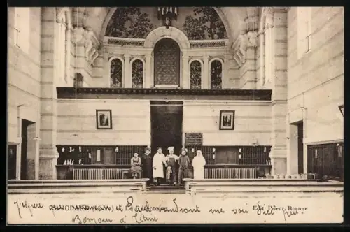AK Rouen, Intérieur d`une église avec prêtres et religieuses devant l`autel